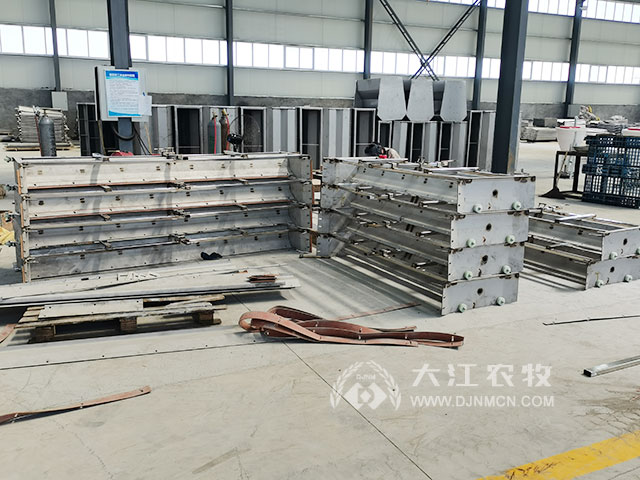 豬場(chǎng)水泡糞和刮糞機(jī)哪個(gè)？